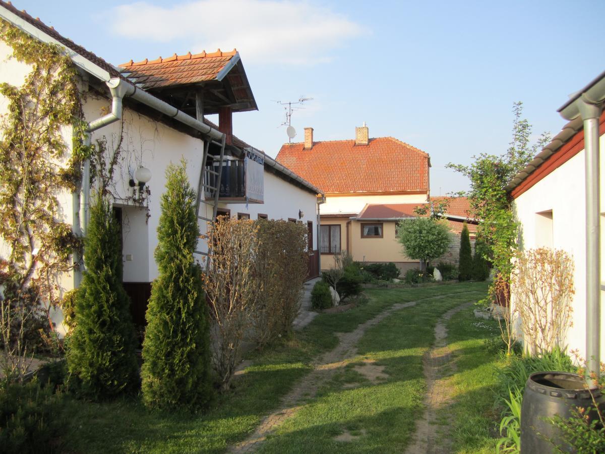 Penzion Bulhary S Vinnym Sklepem Exterior photo