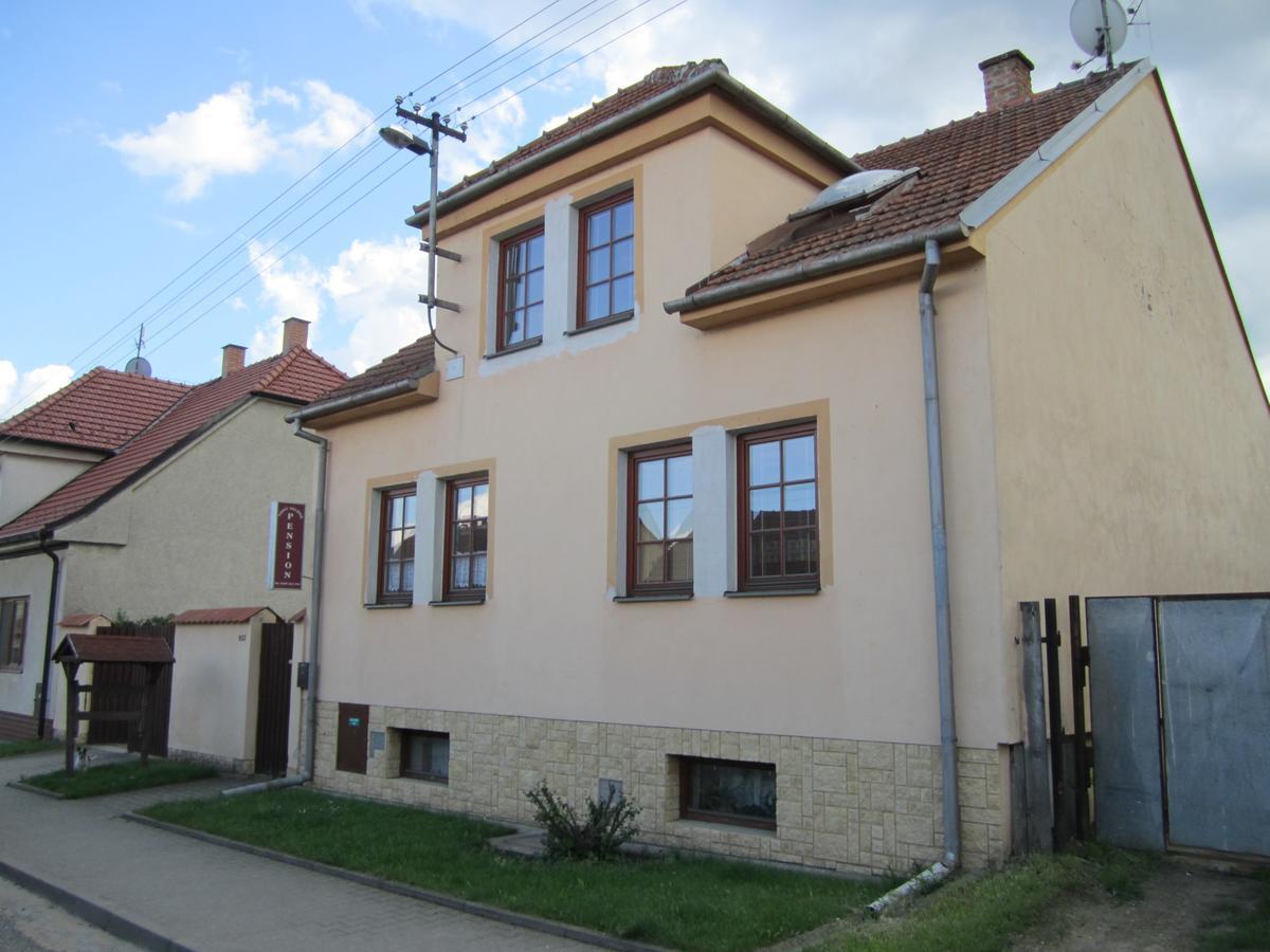 Penzion Bulhary S Vinnym Sklepem Exterior photo