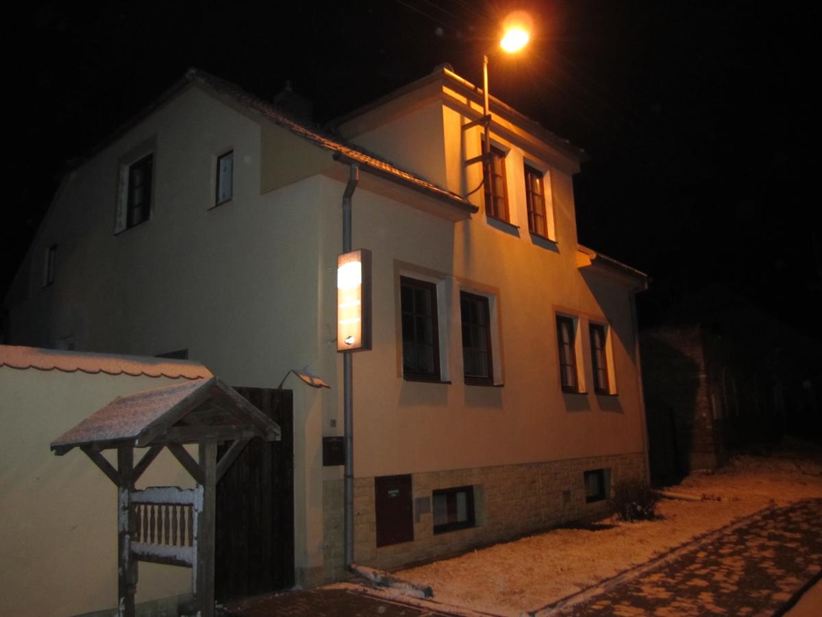 Penzion Bulhary S Vinnym Sklepem Exterior photo