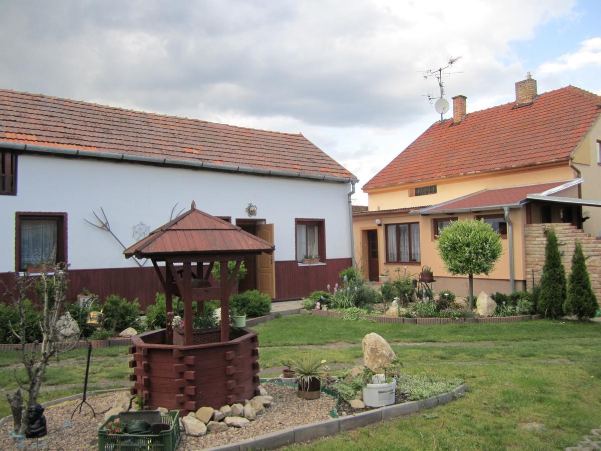 Penzion Bulhary S Vinnym Sklepem Exterior photo